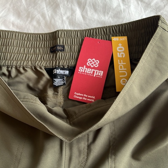 Sherpa Adventure green crop pants small, new - Picture 3 of 6